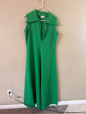 Women’s Green Sleeveless Maxi Dress with Pointed Collar